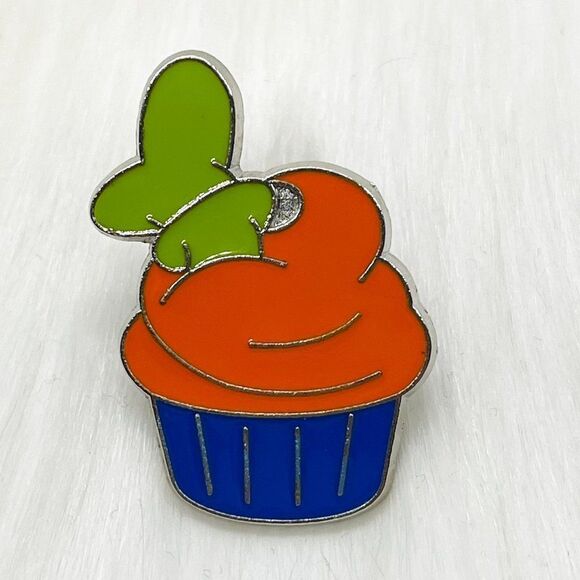 🔮 5/$25 Disney Goofy Cupcake Pin‎ - Picture 1 of 3